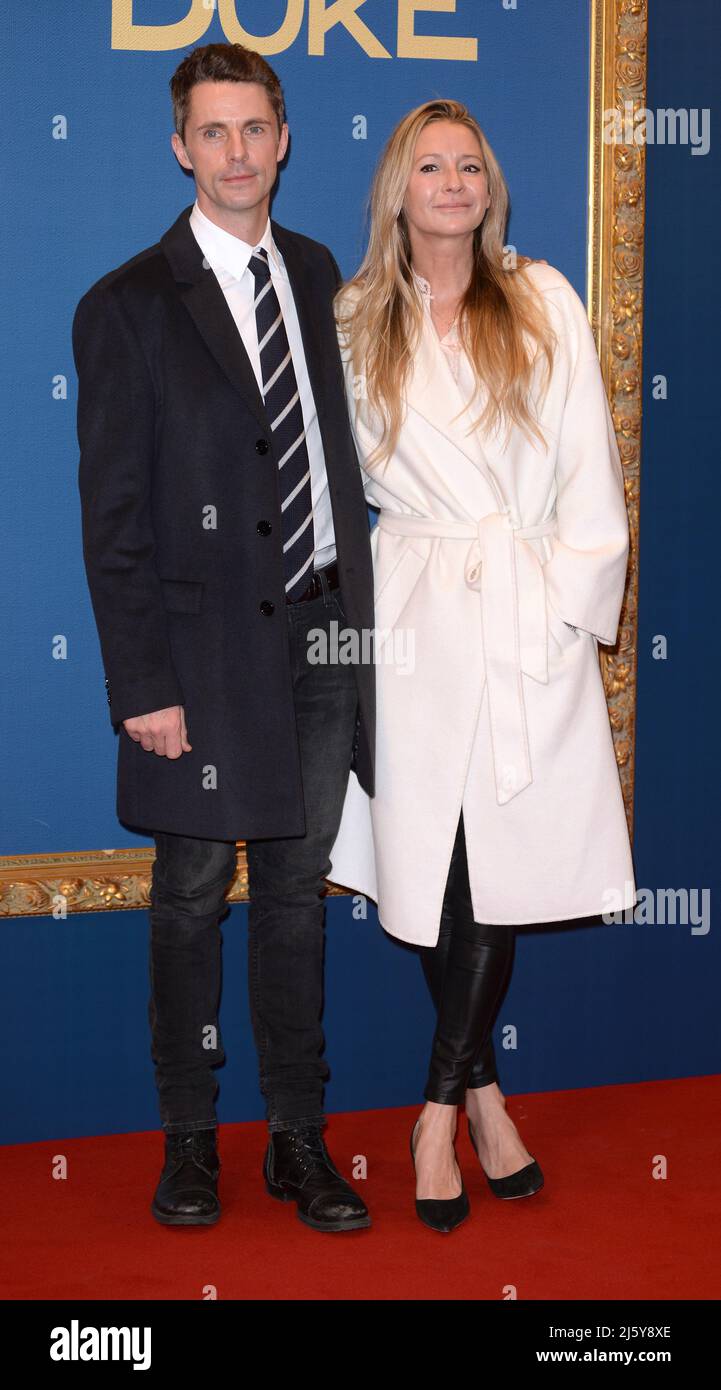 La photo doit être créditée ©Alpha Press 078237 08/02/2022 Matthew Goode et sa femme Sophie Dymoke à la première de Duke tenue à la National Gallery de Londres. Banque D'Images