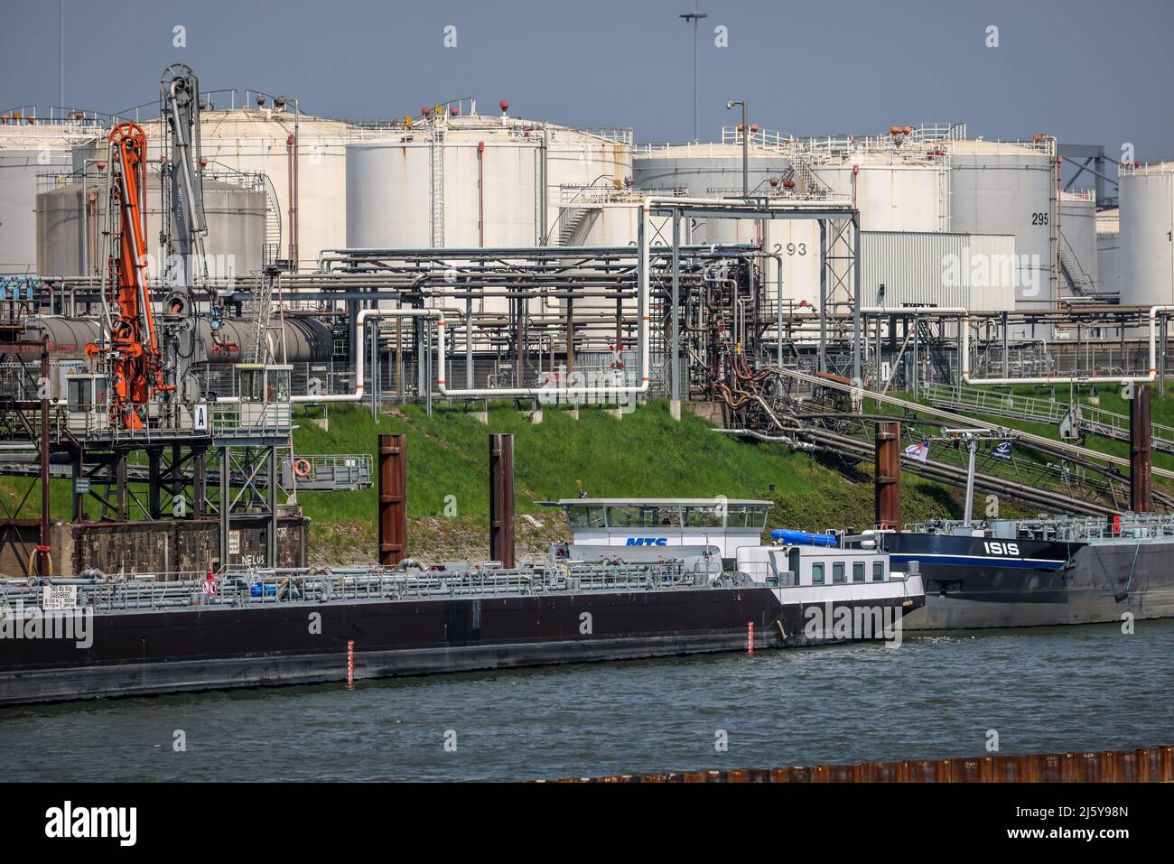 Duisburg, Rhénanie-du-Nord-Westphalie, Allemagne - Port de Duisburg, Duisburg Ruhrort, île pétrolière, tankers devant la ferme-réservoir pour les produits d'huile minérale, combustible Banque D'Images