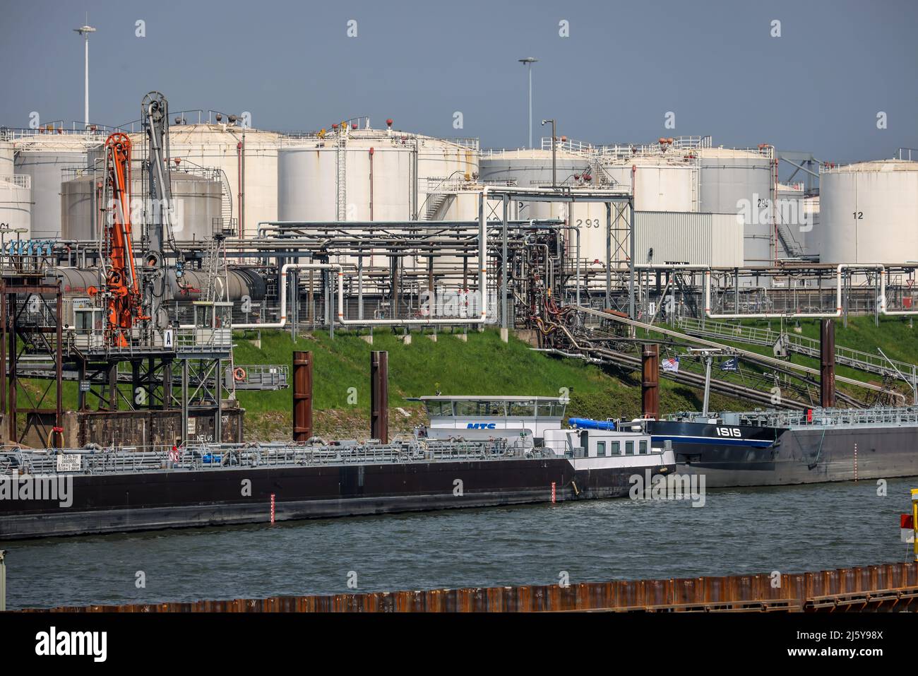 Duisburg, Rhénanie-du-Nord-Westphalie, Allemagne - Port de Duisburg, Duisburg Ruhrort, île pétrolière, tankers devant la ferme-réservoir pour les produits d'huile minérale, combustible Banque D'Images