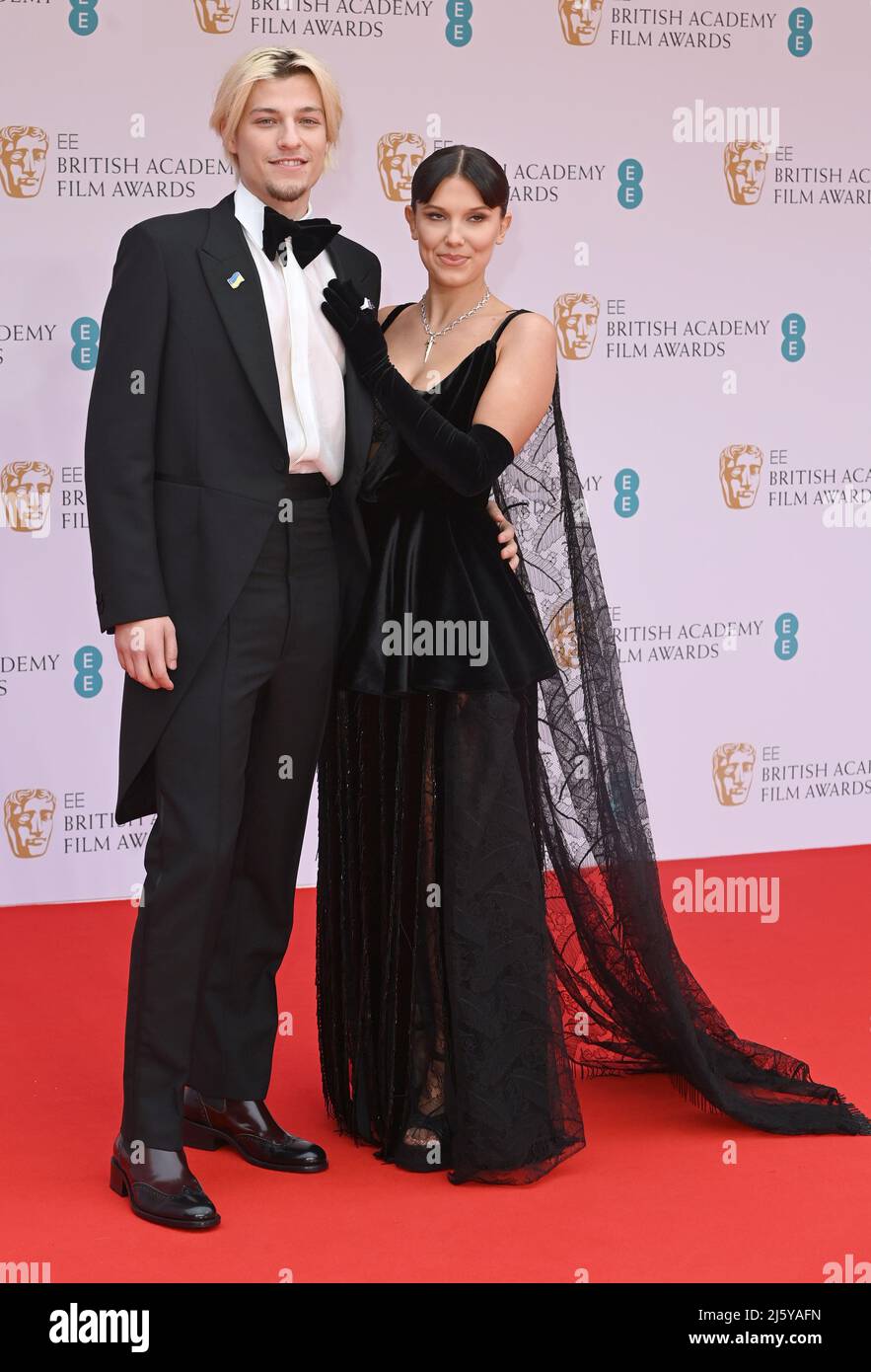 La photo doit être créditée ©Alpha Press 079965 13/03/2022 Millie Bobby Brown et Jacob Hurley Bongiovi EE BAFTA British Academy film Awards 2022 au Royal Albert Hall de Londres Banque D'Images