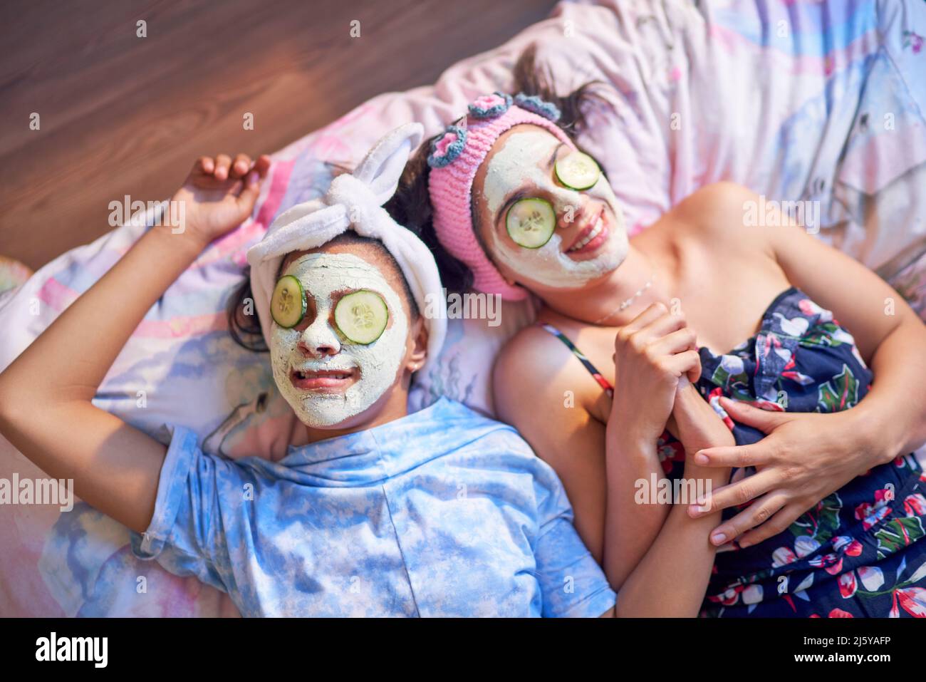 Vue de la mère et de la fille handicapée se détendant avec des soins du  visage Photo Stock - Alamy