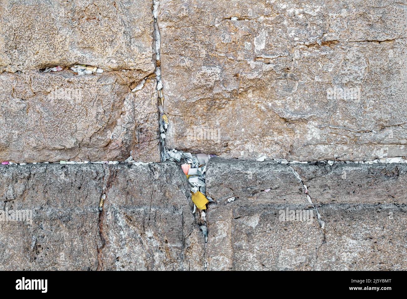 Notes de prière de Kotel placées dans le mur occidental, Jérusalem, Israël Banque D'Images