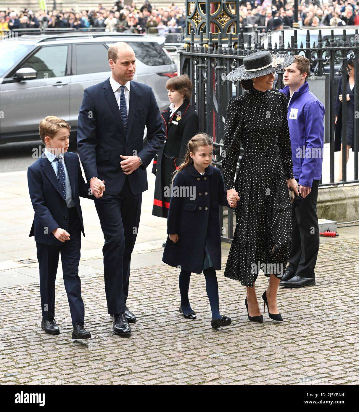 La photo doit être créditée ©Alpha Press 079965 29/03/2022 Prince George de Cambridge, Prince William Duke de Cambridge, Princesse Charlotte de Cambridge et Kate Duchess de Cambridge Katherine Catherine Middleton au service de Thanksgiving pour HRH le prince Philip Duke d'Édimbourg qui s'est tenu à l'abbaye de Westminster à Londres. Banque D'Images