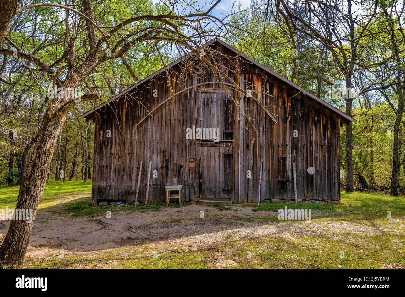 Durham, Caroline du Nord, États-Unis - 13 avril 2022 : ancienne grange sur la propriété de Bennehan. Banque D'Images