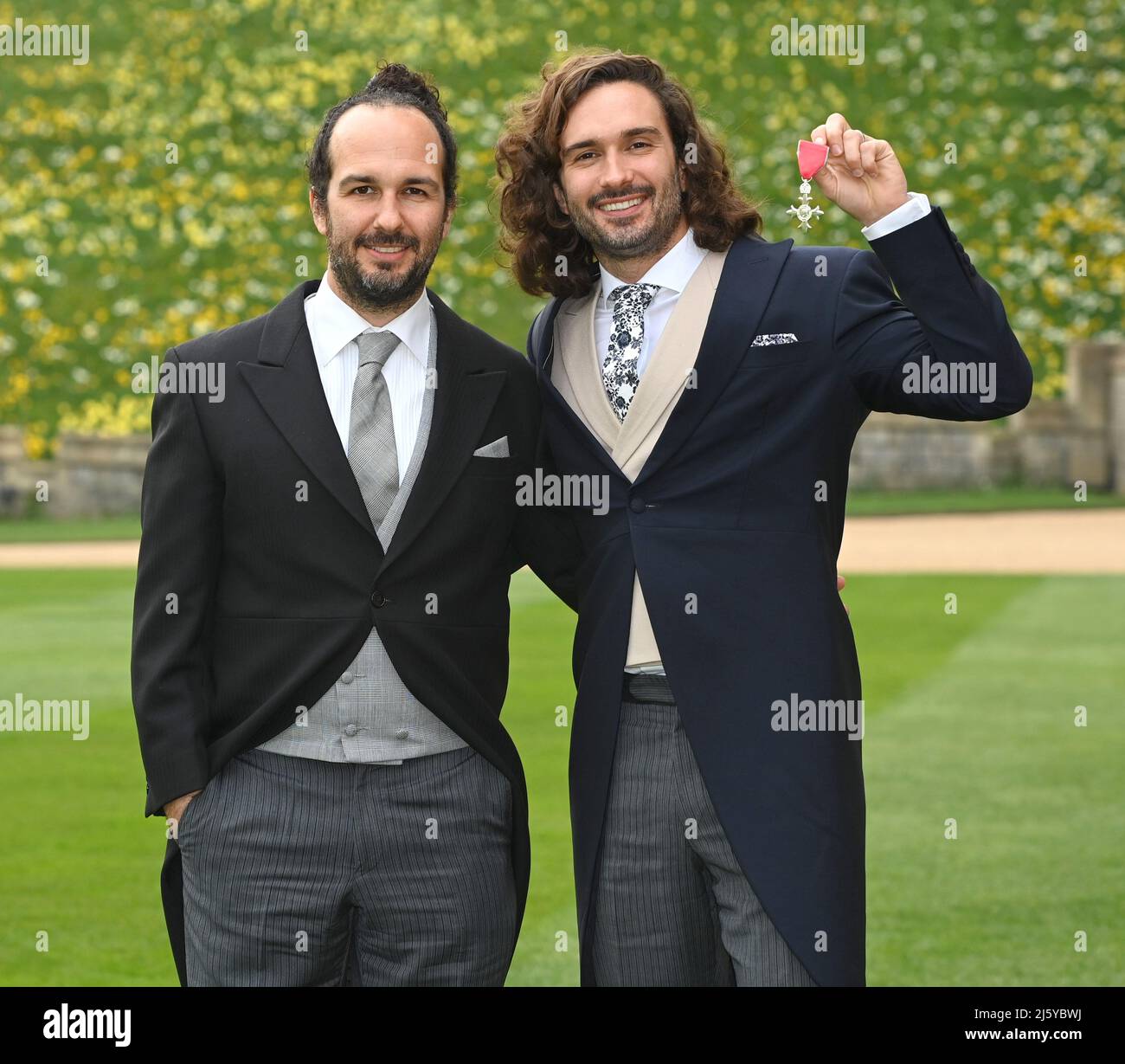 La photo doit être créditée ©Alpha Press 079965 30/03/2022 Joe Wicks reçoit un MBE pour les services de Fitness et de Charité au Royaume-Uni et à l'étranger avec son frère Nikki Wicks lors d'une cérémonie d'investiture au château de Windsor, dans le Berkshire. Banque D'Images