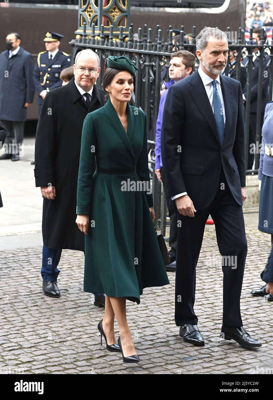 La photo doit être créditée ©Alpha Press 079965 29/03/2022 le roi Felipe VI et la reine Letizia d'Espagne avec le prince Albert de Monaco au service de Thanksgiving pour HRH le prince Philip Duc d'Édimbourg tenu à l'abbaye de Westminster à Londres. Banque D'Images