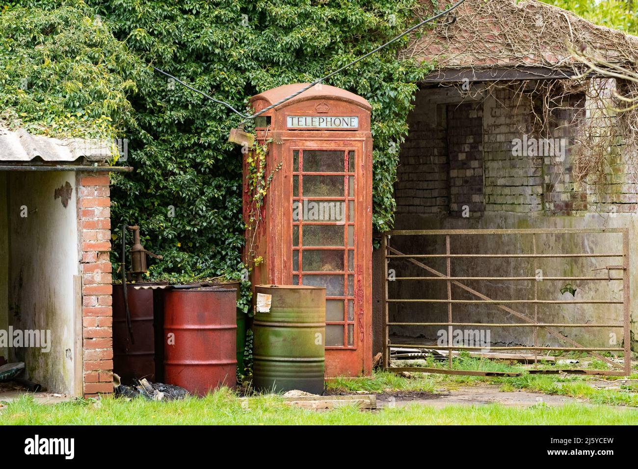 Une boîte téléphonique rouge, Silverdale, Carnforth, Lancashire, Royaume-Uni Banque D'Images