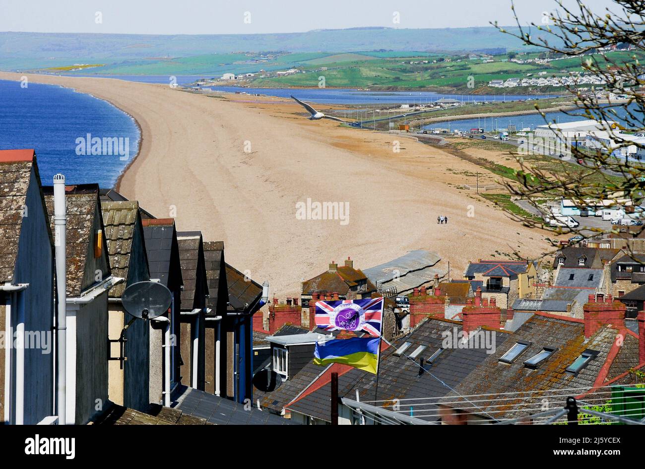 Plage de Chesil. 26th avril 2022. Météo Royaume-Uni. Le drapeau du jubilé de platine de la Reine et le drapeau ukrainien survolent la plage ensoleillée de Chesil, à Fortuneswell, avec une sensation de début d'été dans les airs. Crédit : stuart fretwell/Alay Live News Banque D'Images