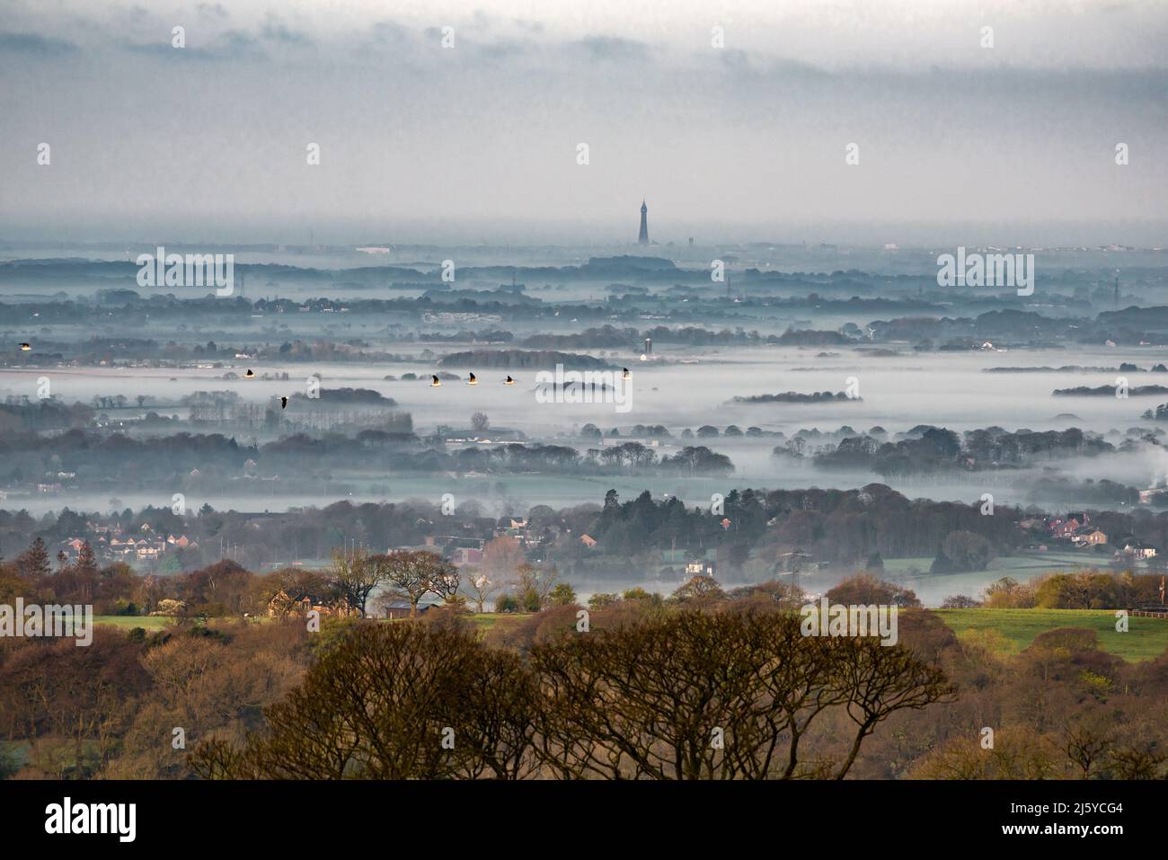 Vue sur le Fylde en direction de Blackpool, Lancashire, un matin brumeux. Banque D'Images