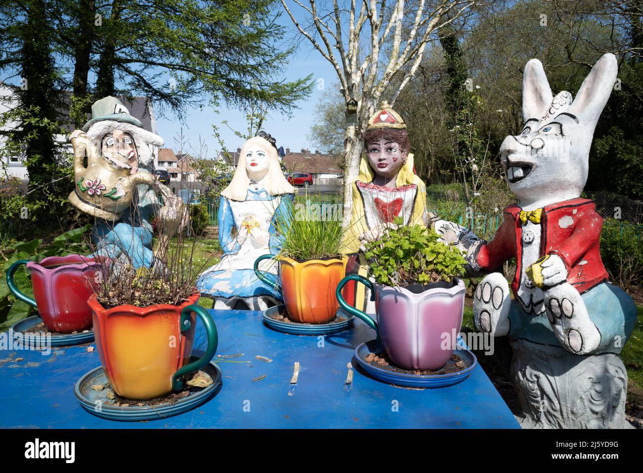 Cullybackey, Irlande du Nord - 26 avril 2022 : The Mad Hatter's Tea Party, Alice au pays des merveilles, parc local journée ensoleillée en plein air, personne Banque D'Images