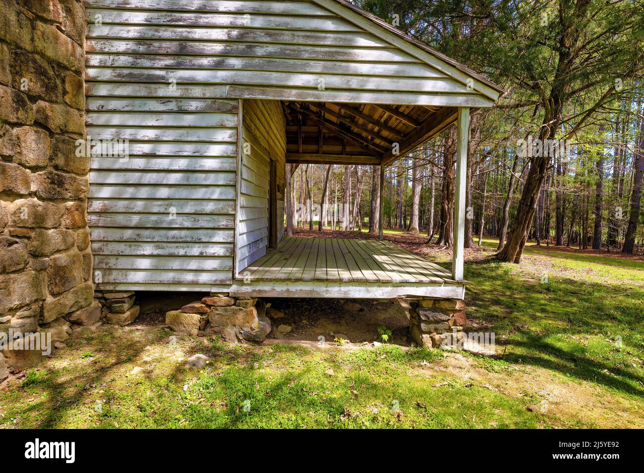 Durham, Caroline du Nord, États-Unis - 13 avril 2022 : ancien bâtiment sur la propriété. Banque D'Images