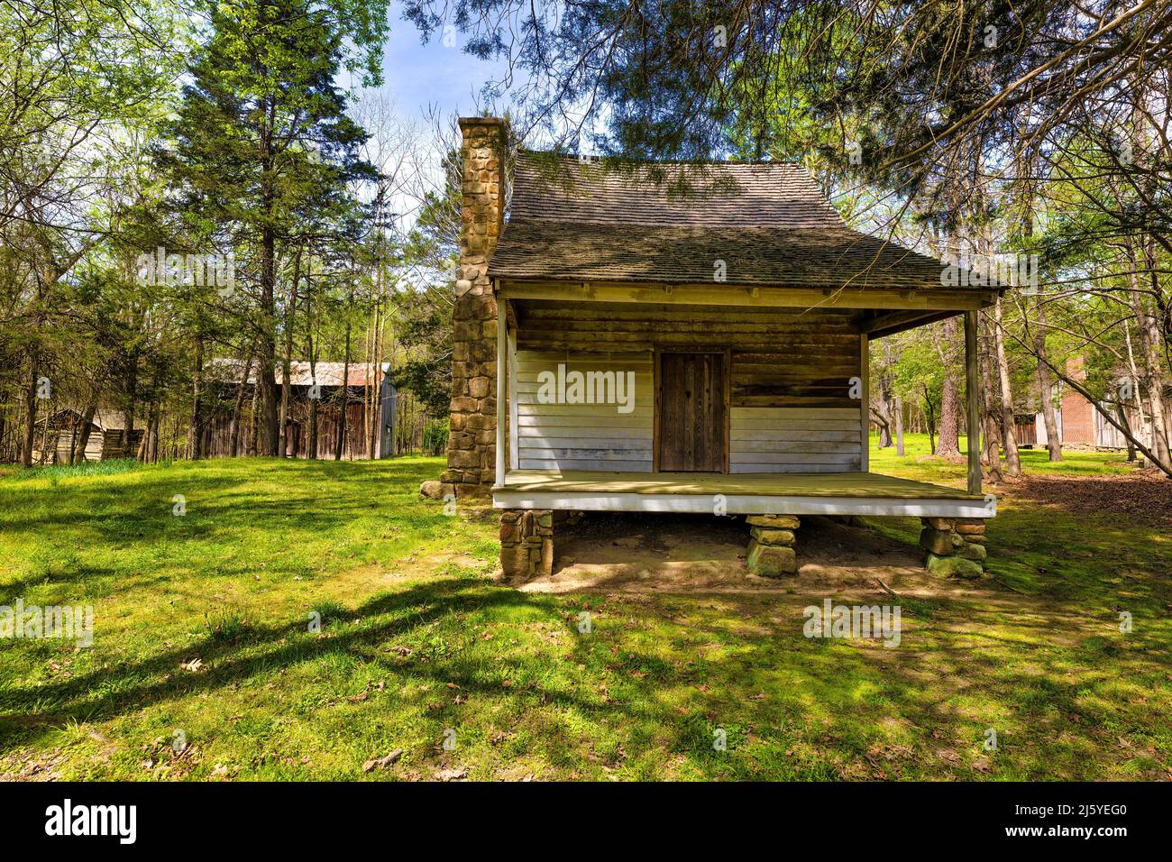 Durham, Caroline du Nord, États-Unis - 13 avril 2022 : ancien bâtiment sur la propriété. Banque D'Images
