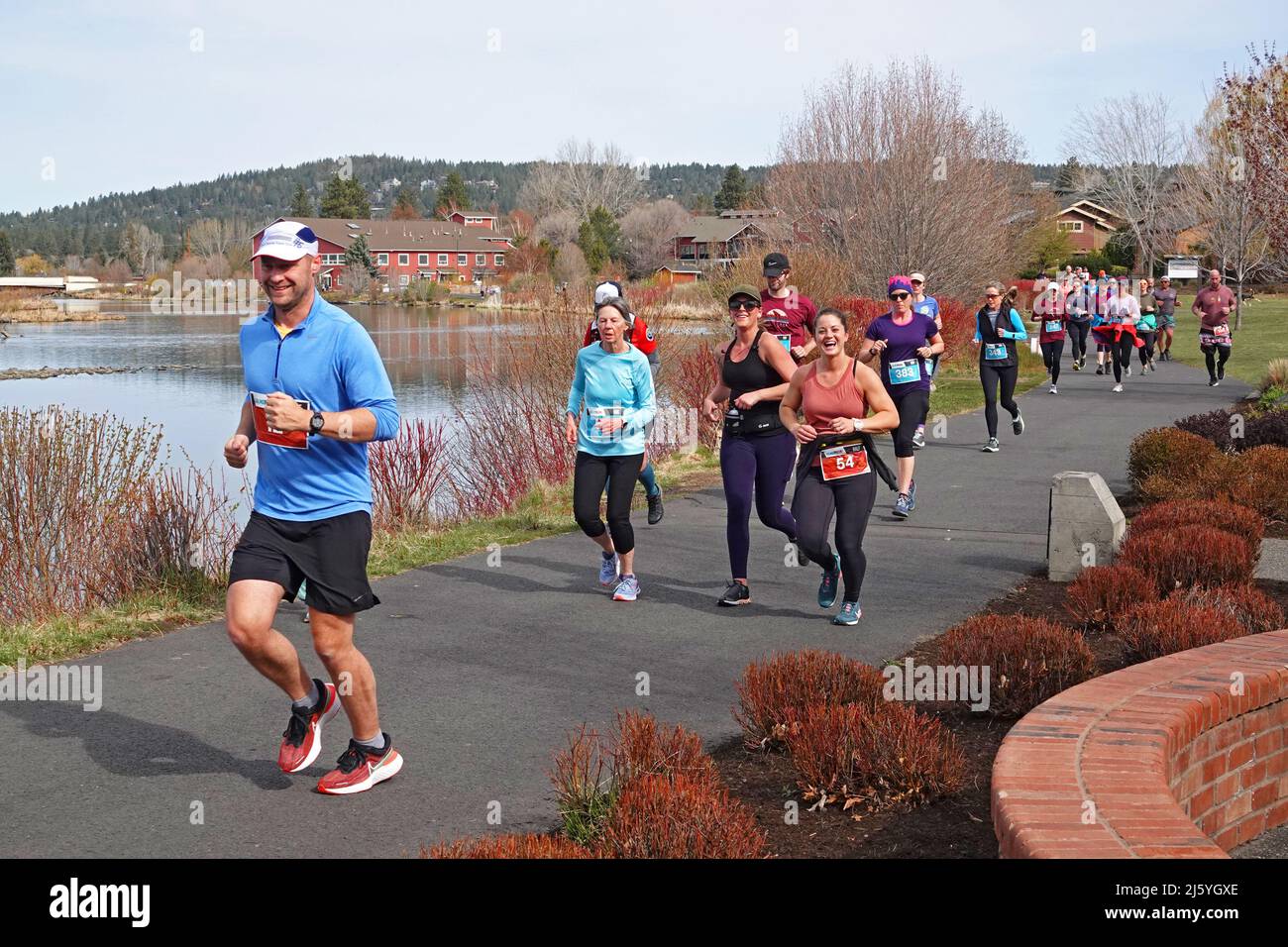 Coureurs de la Salmon Run annuelle, un événement caritatif tenu chaque printemps dans le quartier Old Mill de Bend, Oregon. Banque D'Images