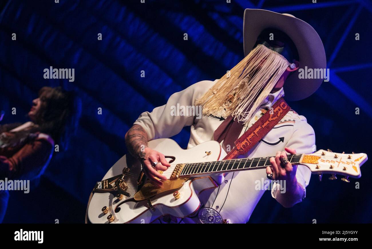 Orville Peck interprète son mélange éclectique de pays hors-la-loi psychédélique le lundi 25th avril 2022 à Humphrey's by the Bay à San Diego, Californie. M. Peck est originaire d'Afrique du Sud et est basé au Canada. Il a également récemment joué à Coachella 2022 et ses influences incluent goth, punk, rock, country, et pop. (Photo de Rishi Deka/Sipa USA). Credit: SIPA USA/Alay Live News Banque D'Images