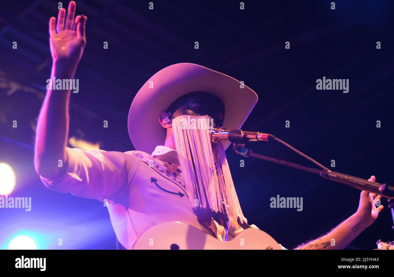 Orville Peck interprète son mélange éclectique de pays hors-la-loi psychédélique le lundi 25th avril 2022 à Humphrey's by the Bay à San Diego, Californie. M. Peck est originaire d'Afrique du Sud et est basé au Canada. Il a également récemment joué à Coachella 2022 et ses influences incluent goth, punk, rock, country, et pop. (Photo de Rishi Deka/Sipa USA). Credit: SIPA USA/Alay Live News Banque D'Images