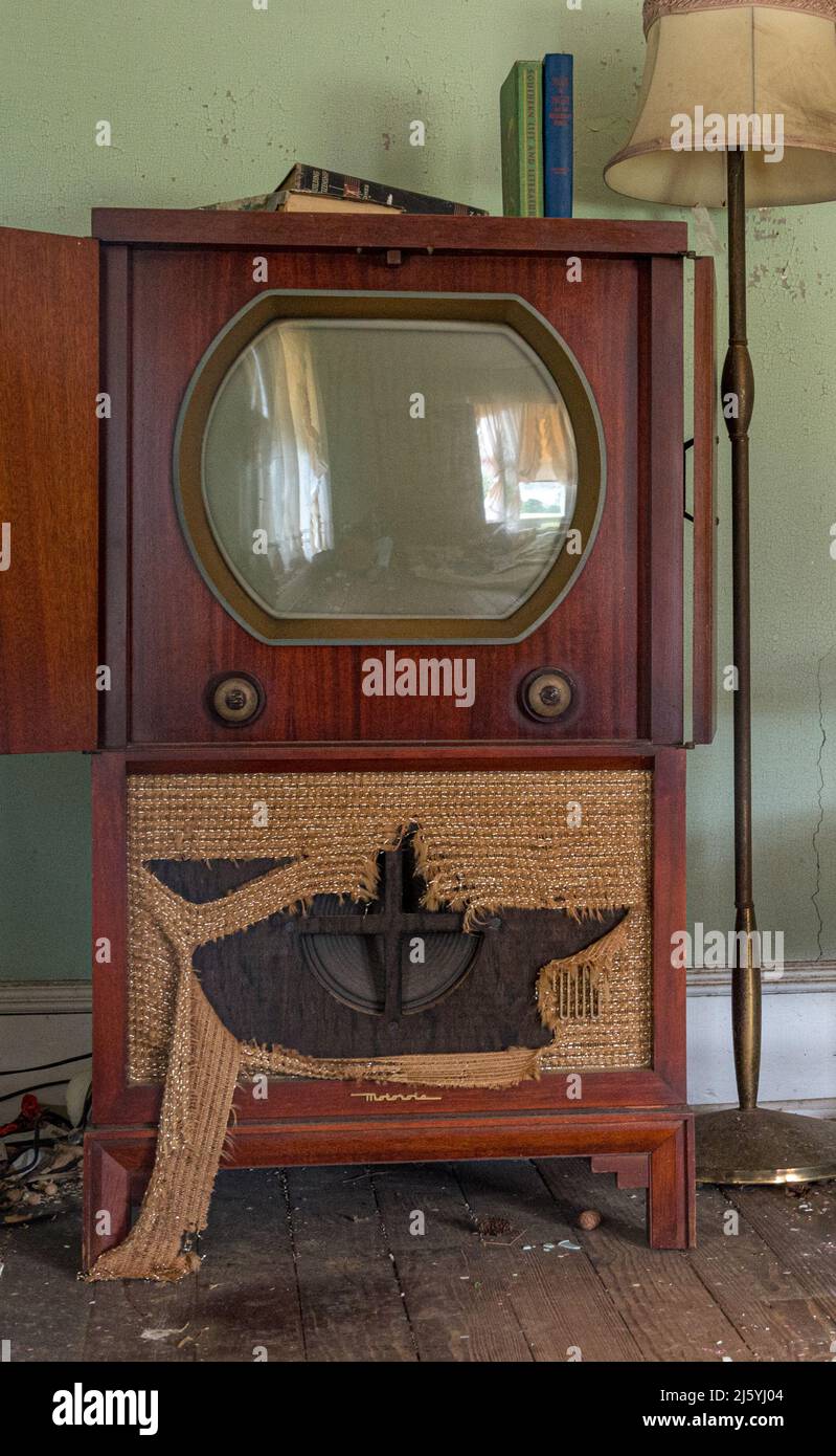 Téléviseur vintage et chaise dans une maison abandonnée Banque D'Images