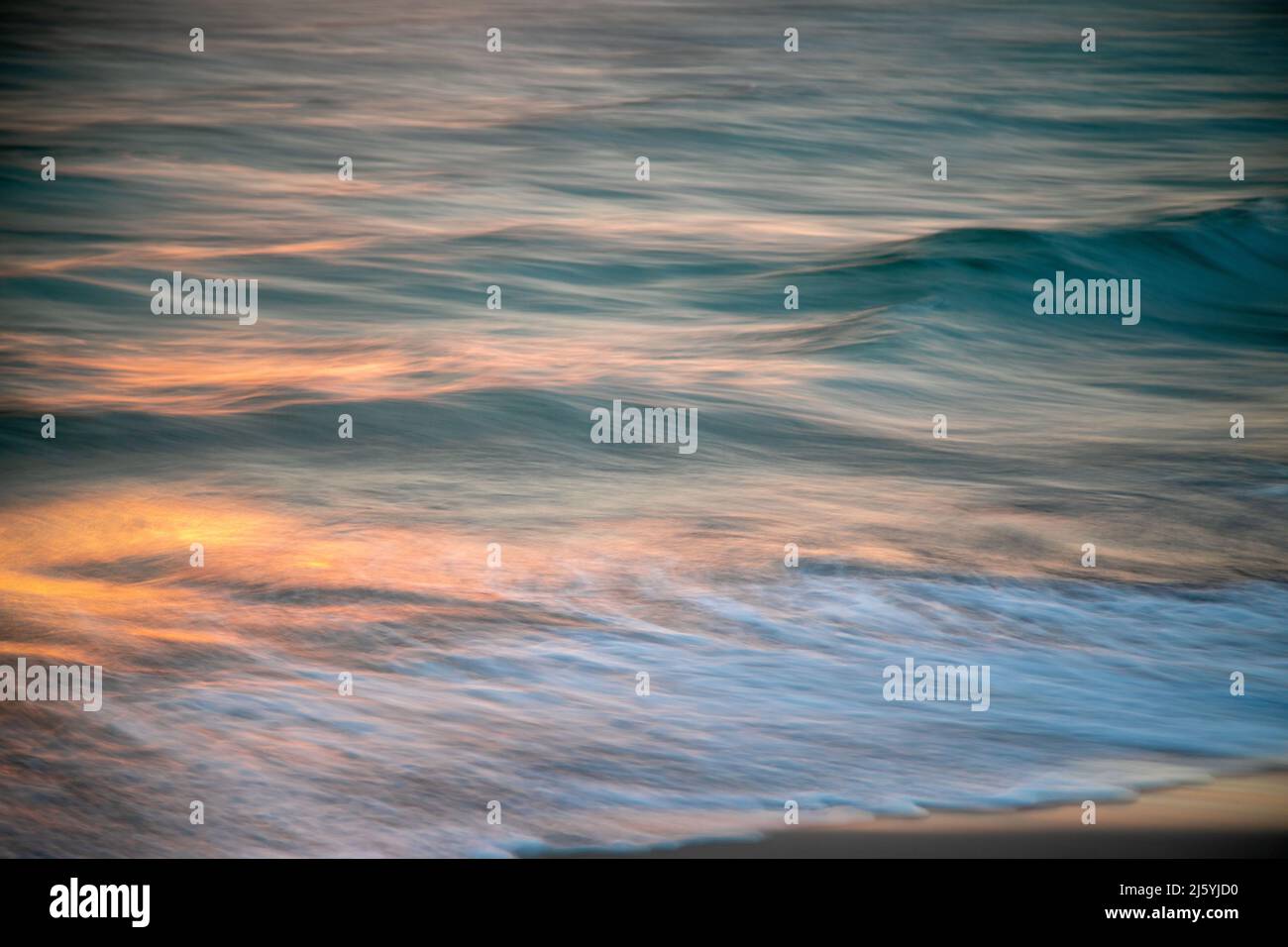coucher de soleil coloré reflété dans les vagues de l'océan, flou intentionnel, paysage marin Banque D'Images