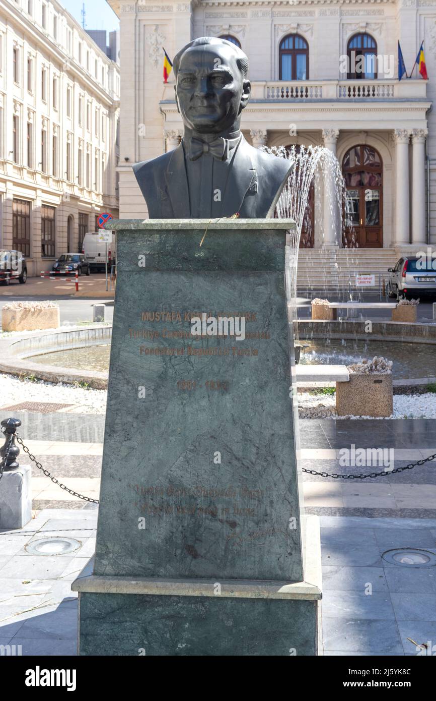 BUCAREST, ROUMANIE - 17 AOÛT 2021 : le buste de Mustafa Kemal Ataturk devant le théâtre Odeon au centre-ville (vieille ville) de Bucarest, Roumanie Banque D'Images