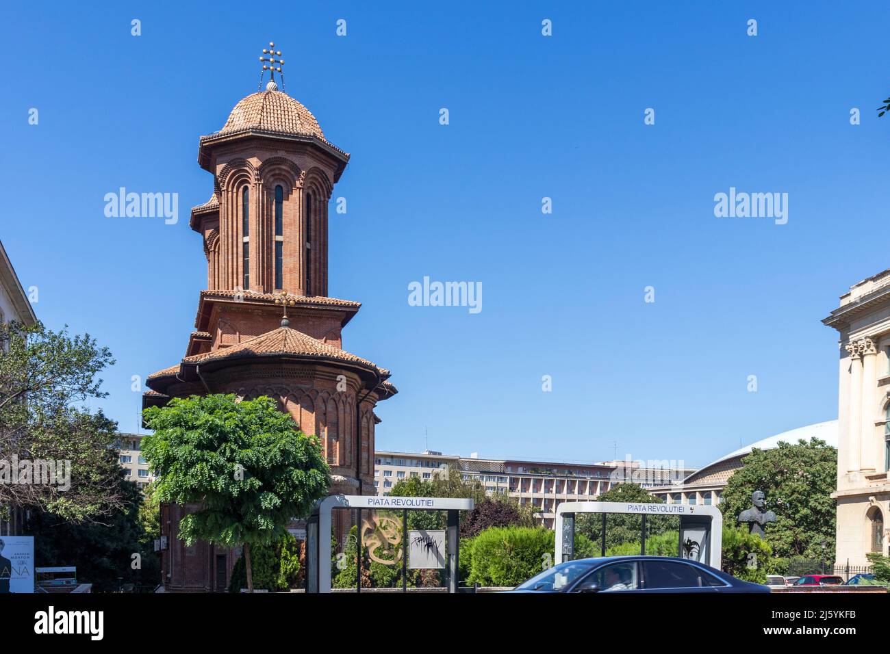 BUCAREST, ROUMANIE - 17 AOÛT 2021 : Eglise de Kretzulescu à la place de la Révolution dans la ville de Bucarest, Roumanie Banque D'Images