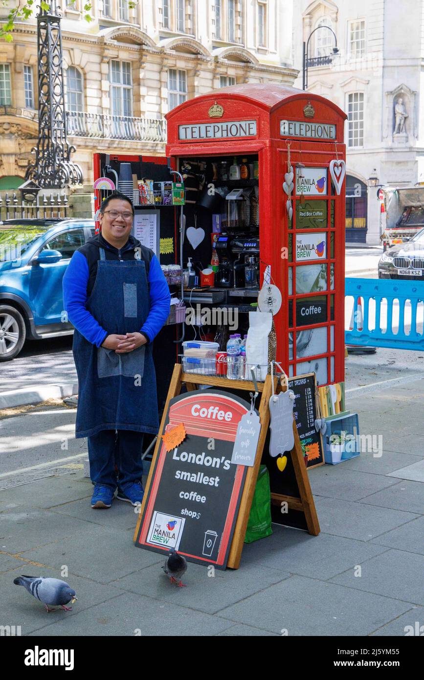 Londres, Royaume-Uni. 26th avril 2022. Le café le plus petit de Londres, servi à partir d'un coffret téléphonique rouge K6. La boîte téléphonique rouge est un monument britannique emblématique, conçu par Sir Giles Gilbert Scott, et est une vue familiale dans les rues de Londres, ainsi que des Bermudes, de Malte et de Gibraltar. Crédit : Mark Thomas/Alay Live News Banque D'Images