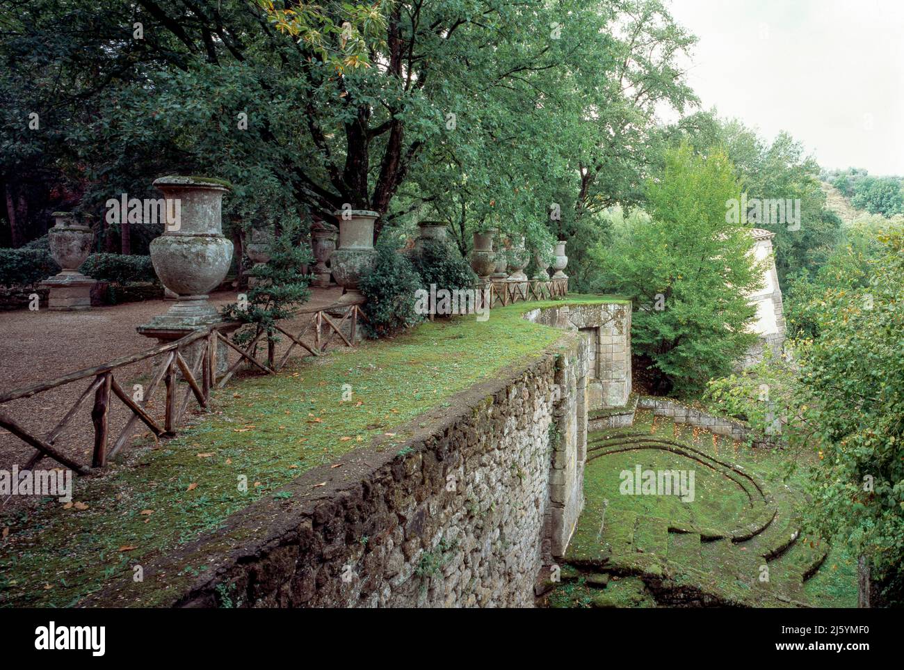 Bomarzo, Sacro Bosco (Heiliger Wald), Parco di Mostri, Blick über das Theater auf das schiefe Haus Banque D'Images