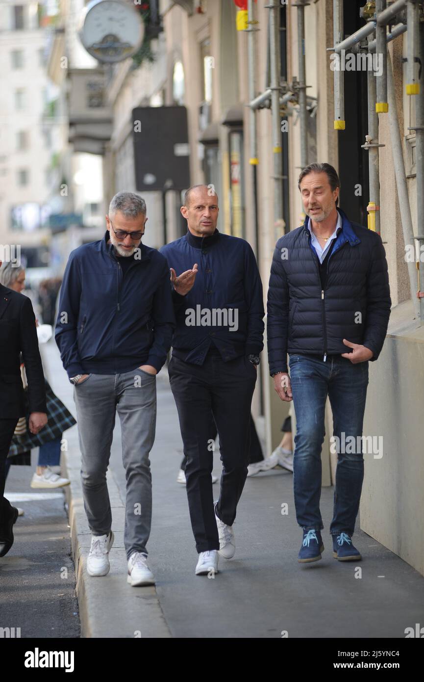 Milan, . 26th avril 2022. Milan, 26-04-2022 Massimiliano 'MAX' entraîneur gai de JUVENTUS, marche dans les rues du centre avec Mauro Tassotti (avec une barbe) et un autre ami. Crédit : Agence photo indépendante/Alamy Live News Banque D'Images