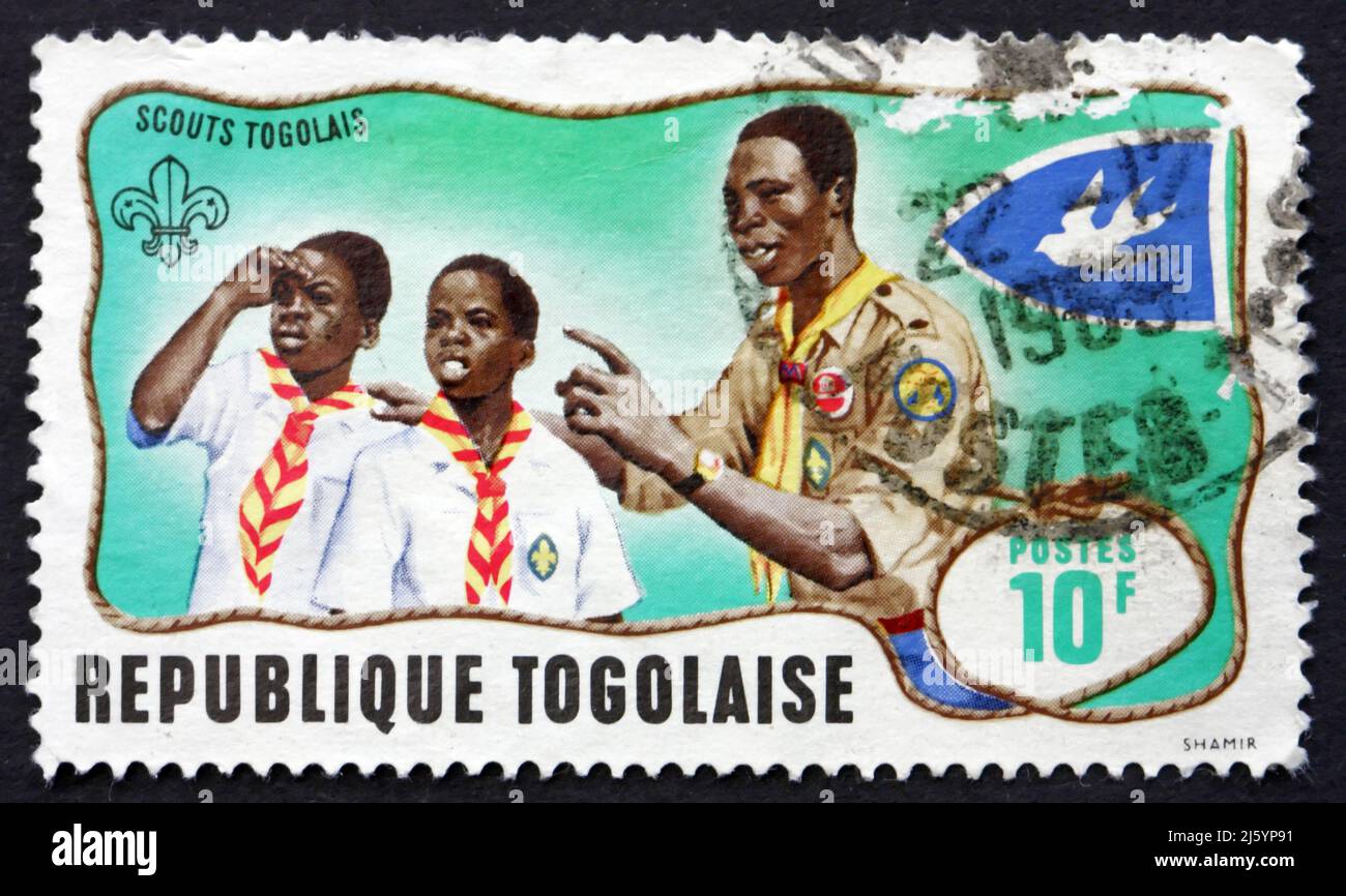 TOGO - VERS 1968: Un timbre imprimé au Togo montre scout leader Training Cub Scouts, Togolais Boy Scouts, vers 1968 Banque D'Images