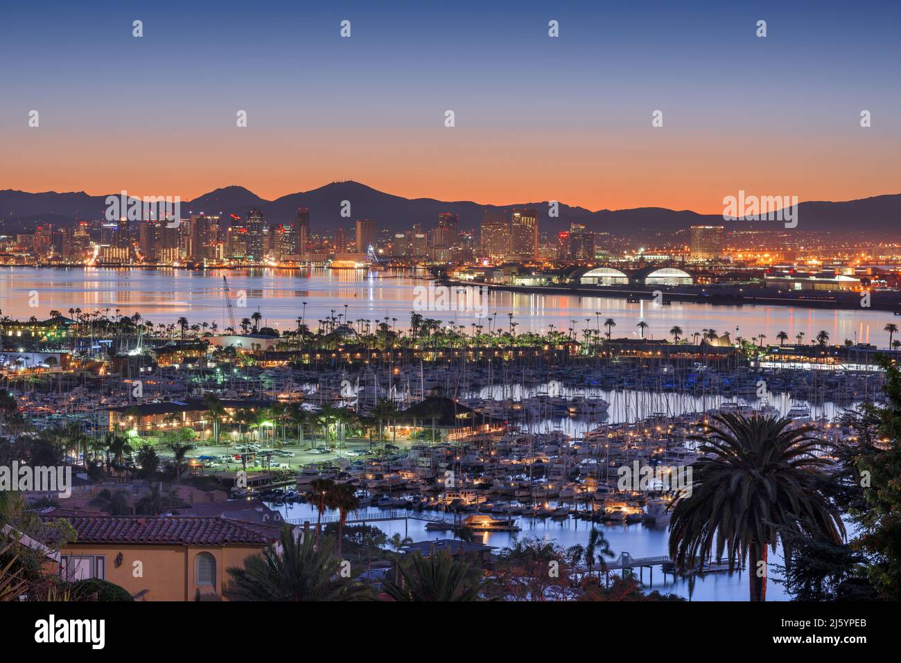 San Diego, Californie, États-Unis centre ville paysage urbain au-dessus de la baie à l'aube. Banque D'Images