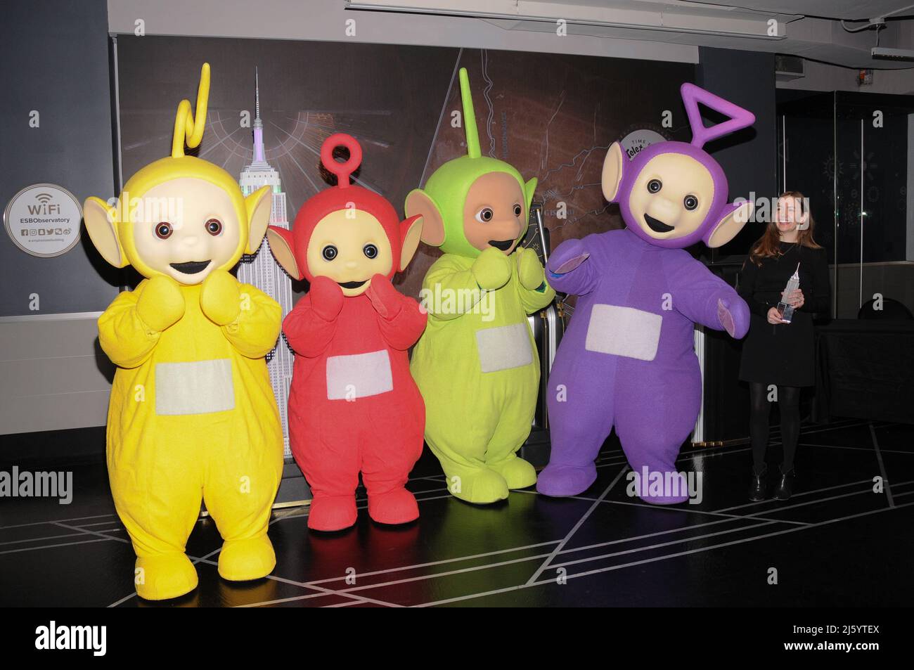 New York, États-Unis. 26th avril 2022. Les Teletubbies visitent l'Empire State Building pour célébrer leur anniversaire de 25th à New York. Au cours de leur visite, un contrat a été signé avec Lloyd's de Londres pour 5 millions de dollars chacun. Crédit : SOPA Images Limited/Alamy Live News Banque D'Images