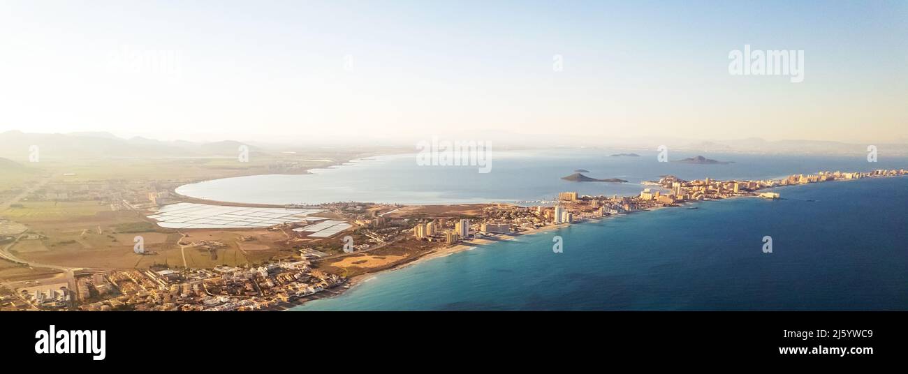 Image panoramique horizontale pittoresque aérienne, point de vue de drone la Manga del Mar Menor paysage urbain et bord de mer de mer turquoise de la mer Méditerranée. Banque D'Images