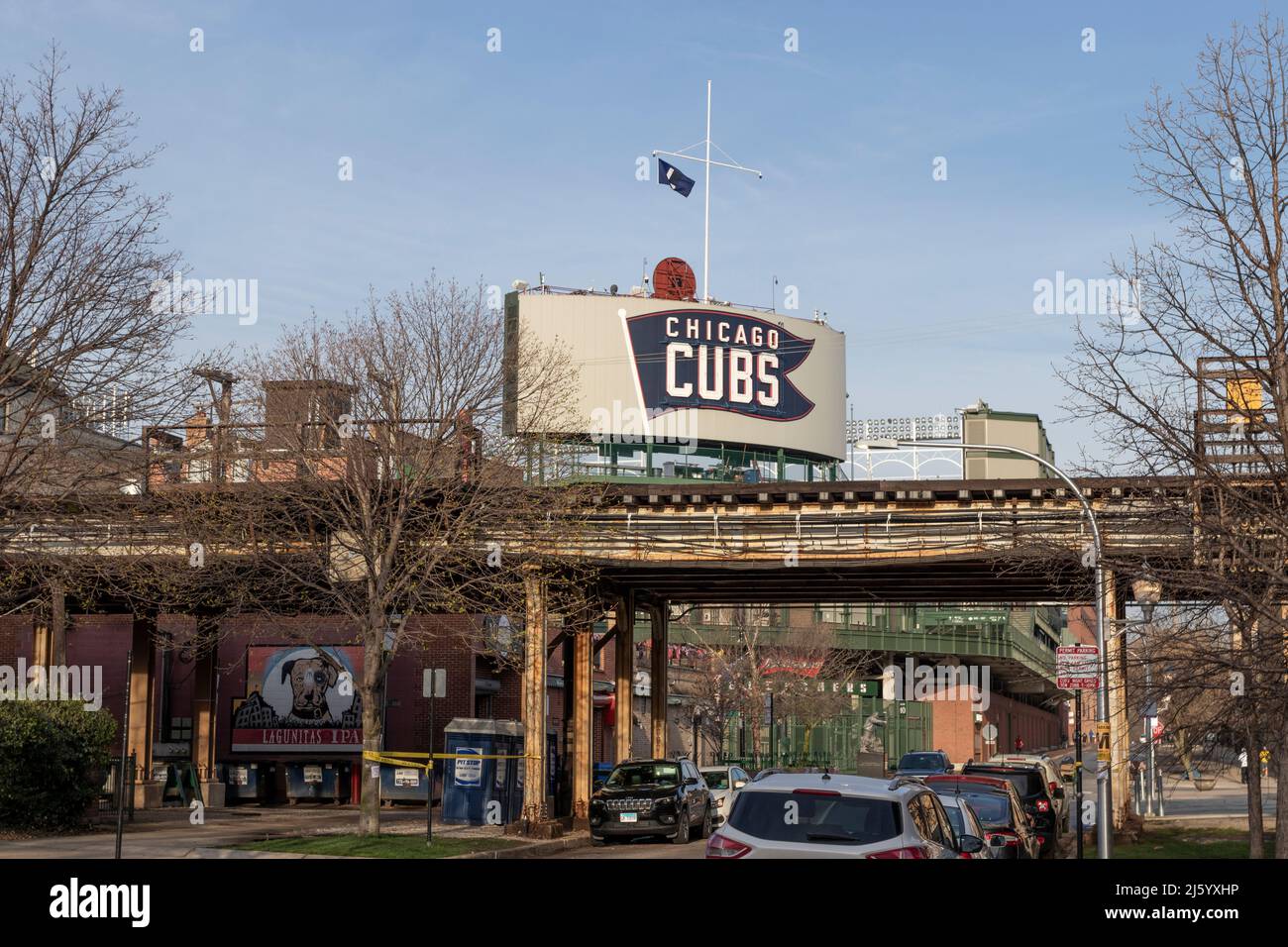Chicago - Circa avril 2022 : chapiteau du centre des Cubs de Chicago, à l'angle nord-ouest du champ de Wrigley. Wrigley Field abrite les Cubs depuis Banque D'Images