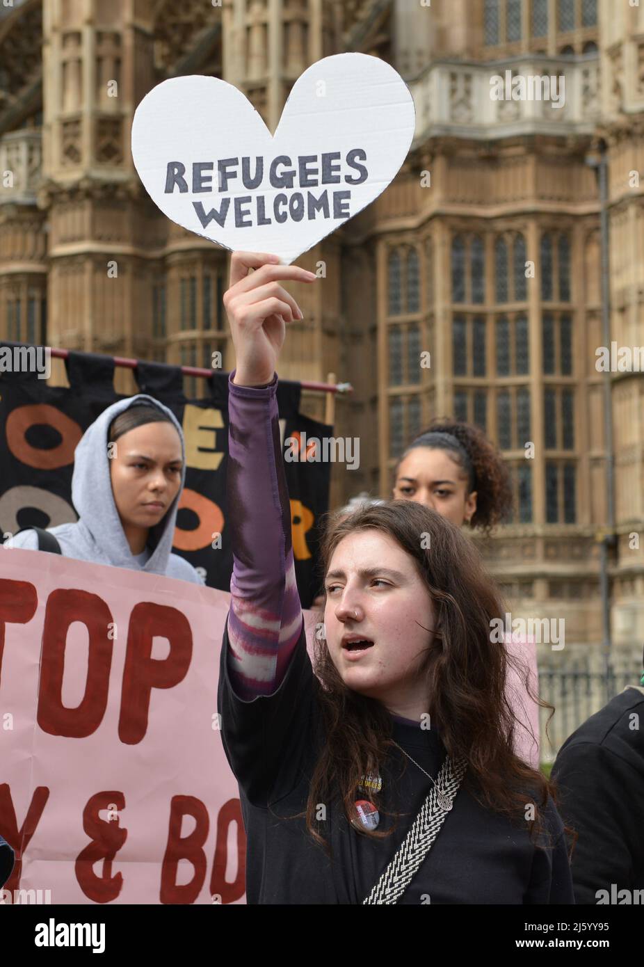 Londres, Royaume-Uni. 26th avril 2022. Un manifestant tient un écriteau qui indique « Refugees Welcome » pendant la démonstration. Des manifestants se sont rassemblés devant la Chambre des Lords, dans le vieux triage du Palais, pour manifester contre la loi sur la nationalité et les frontières et les lois de police. (Photo de Thomas Krych/SOPA Images/Sipa USA) crédit: SIPA USA/Alay Live News Banque D'Images