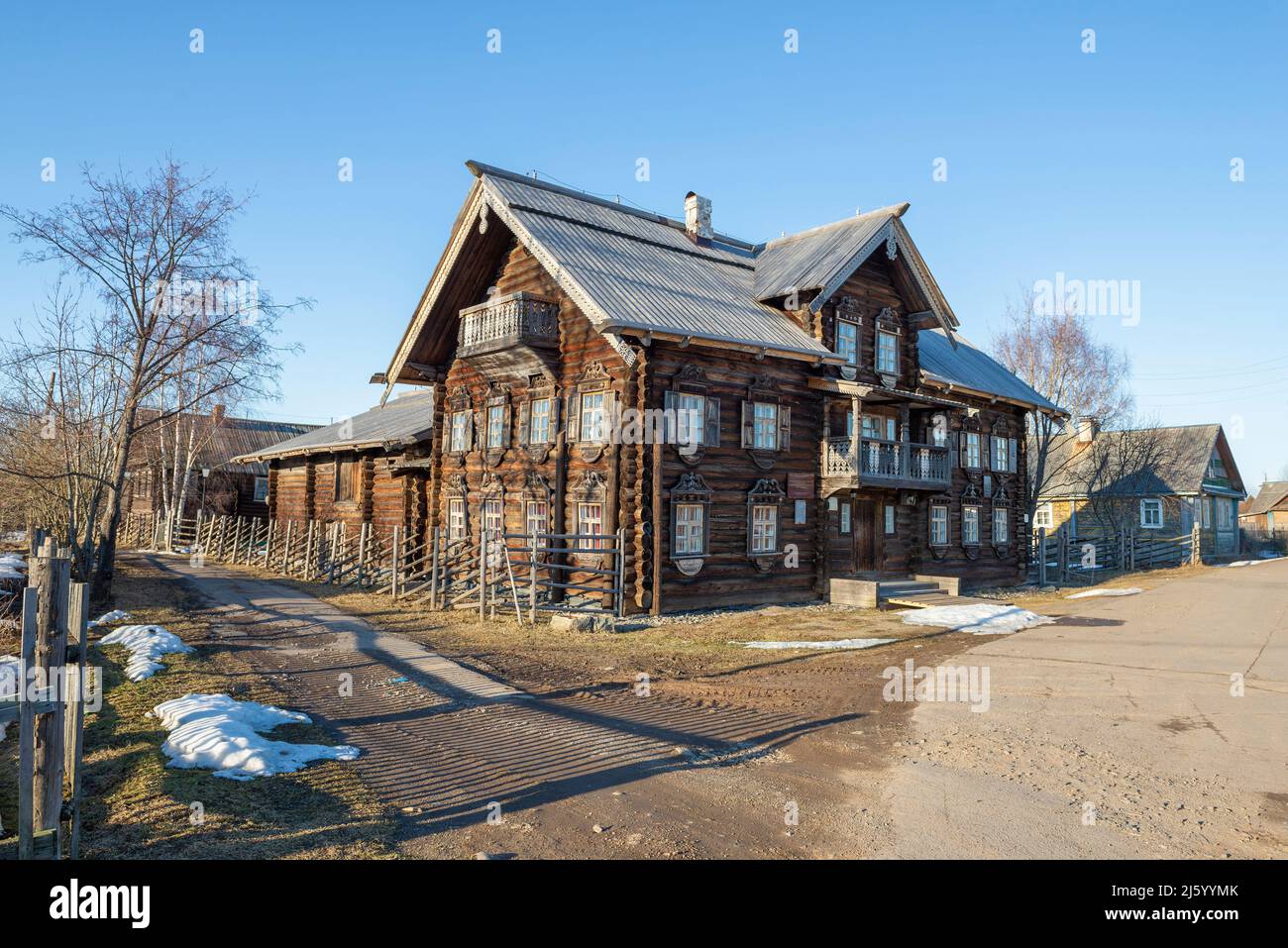 SHELTOZERO, RUSSIE - 06 AVRIL 2019 : vue sur l'ancien bâtiment en bois du musée ethnographique Sheltozero Vepss, le jour ensoleillé d'avril Banque D'Images