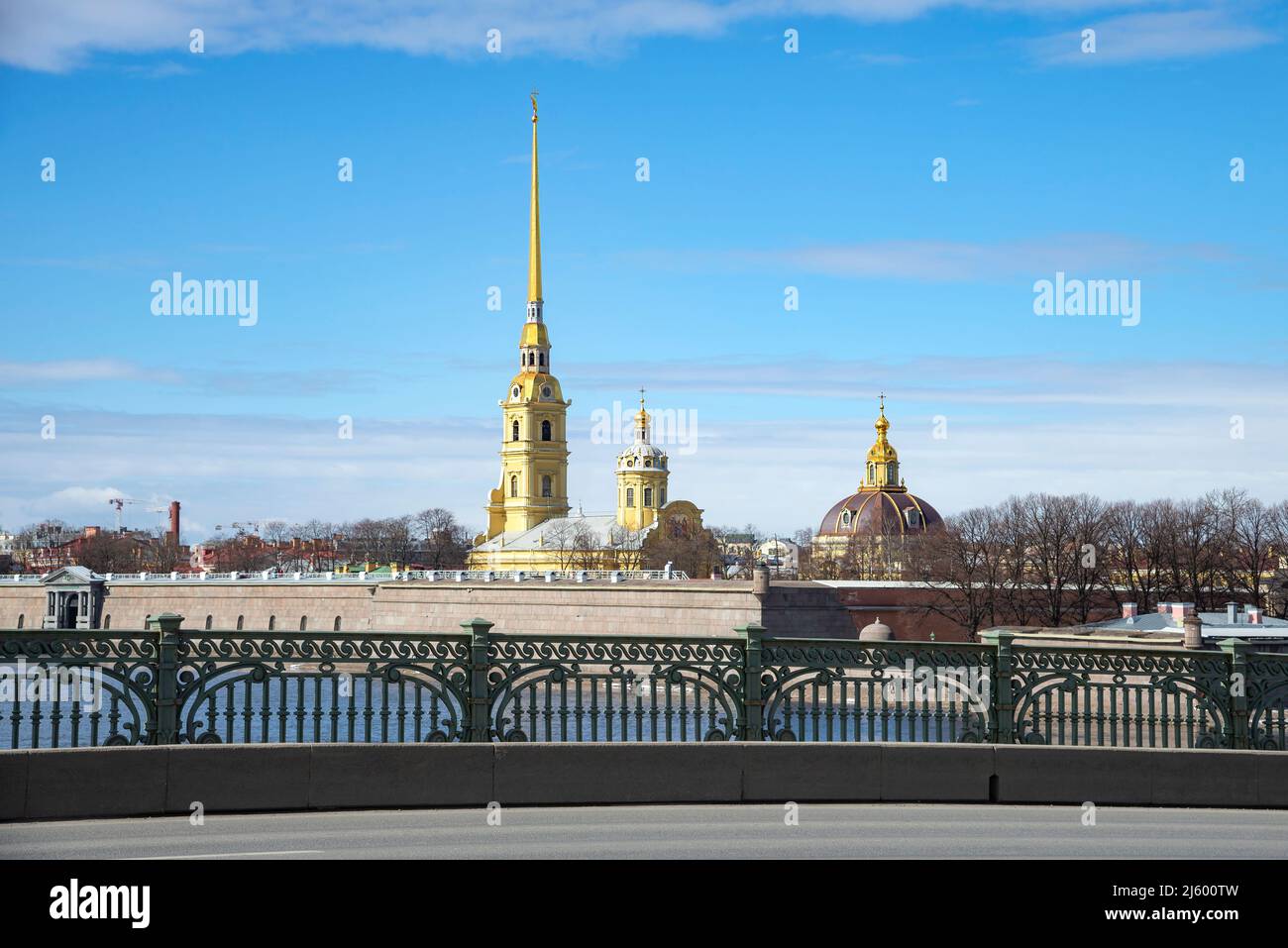 Vue sur la forteresse Pierre et Paul depuis le pont Trinity. Saint-Pétersbourg Banque D'Images