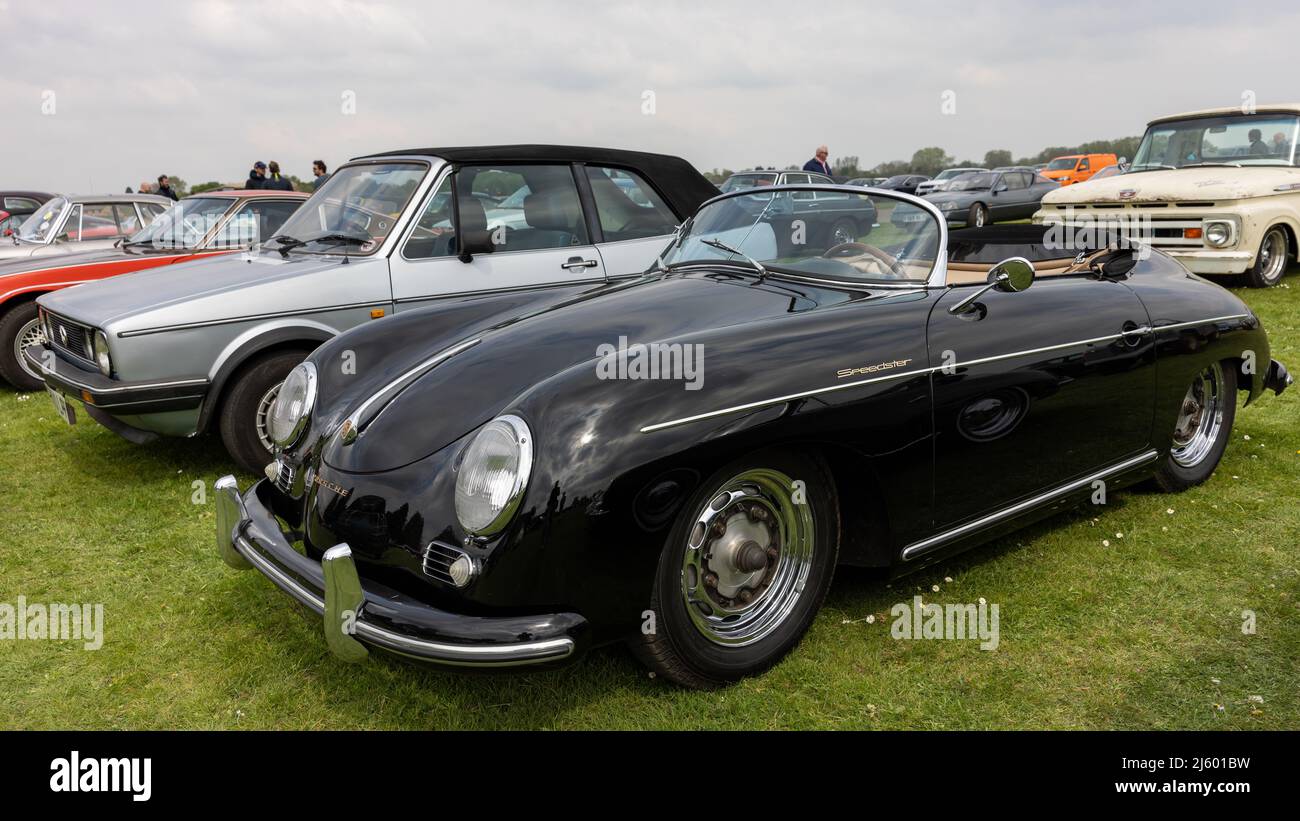 1955 Porsche 356 « PRZ 2 » exposées au Scramble d'avril qui s'est tenu au Bicester Heritage Centre le 23rd avril 2022 Banque D'Images