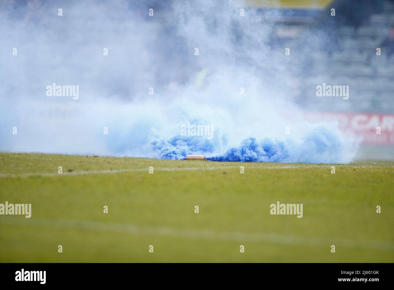 Grenade fumée bleue lancée sur le terrain par les fans du comté de Stockport Banque D'Images