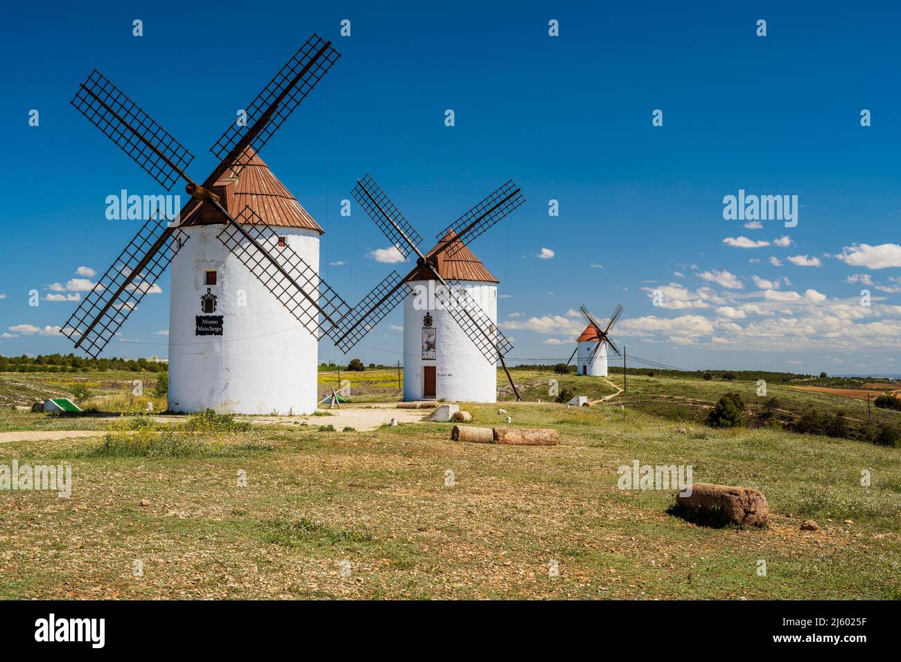 Moulins à vent typiques, Mota del Cuervo, Castilla-la Mancha, Espagne Banque D'Images