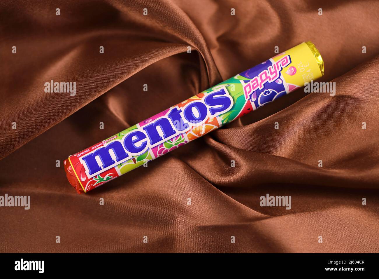 KHARKIV, UKRAINE - 16 DÉCEMBRE 2021 : production Mentos avec logo de la société. Mentos fruité dragées à la brebis - produit par Perfetty Van Melle Netherlands co Banque D'Images