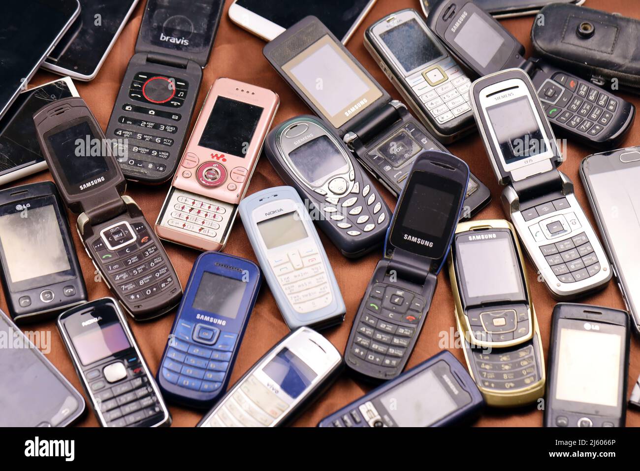 KHARKIV, UKRAINE - 16 DÉCEMBRE 2021 : certains vieux téléphones mobiles obsolètes utilisés de 90s-2000s période. Recyclage de l'électronique sur le marché bon marché Banque D'Images