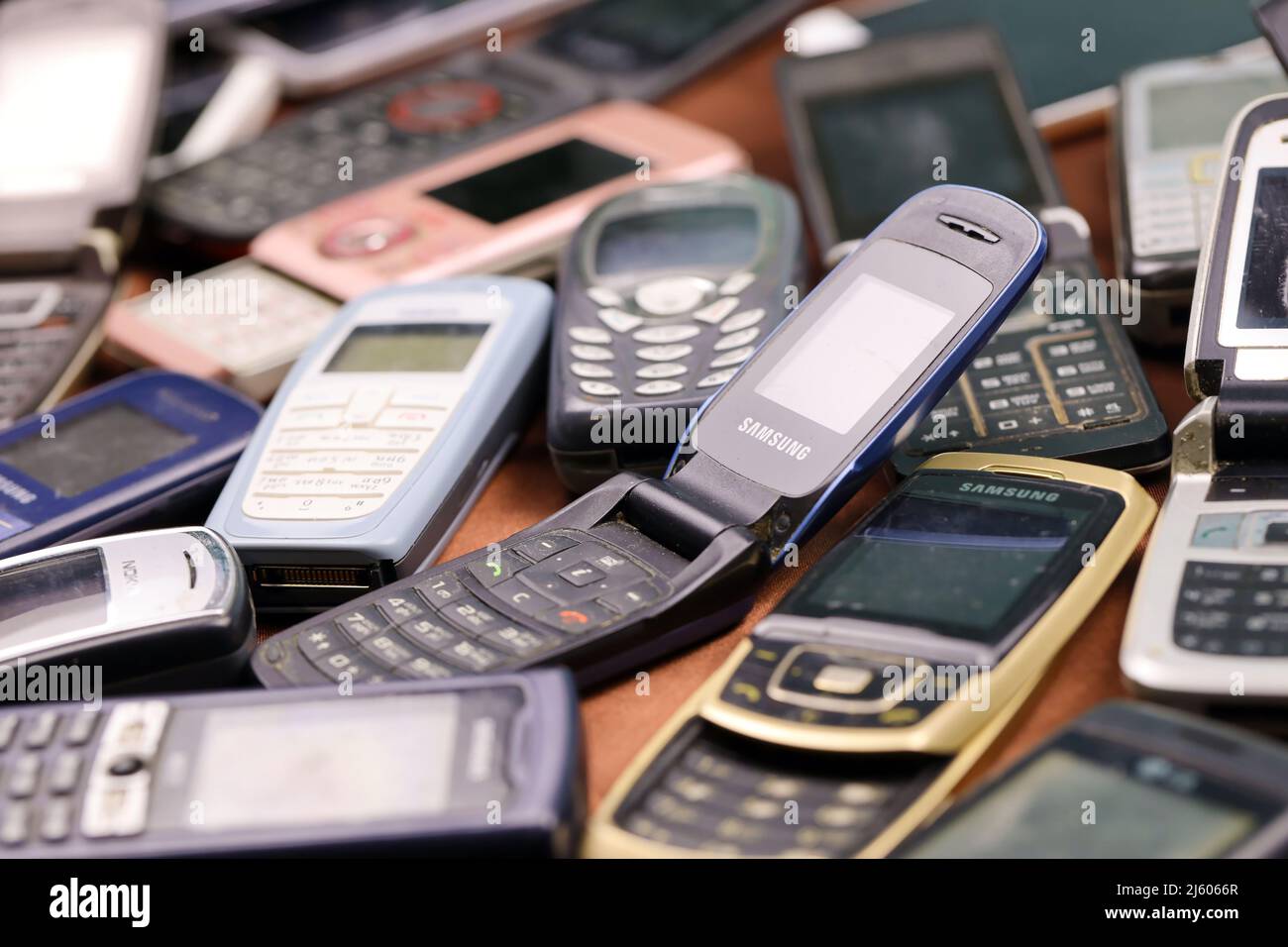 KHARKIV, UKRAINE - 16 DÉCEMBRE 2021 : certains vieux téléphones mobiles obsolètes utilisés de 90s-2000s période. Recyclage de l'électronique sur le marché bon marché Banque D'Images