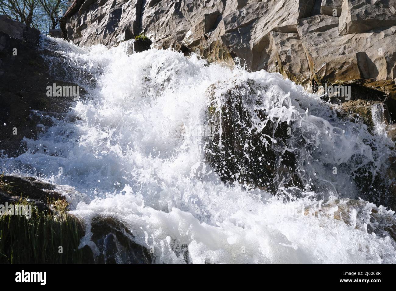 Belle cascade de montagne rapide avec eau mousseuse Banque D'Images