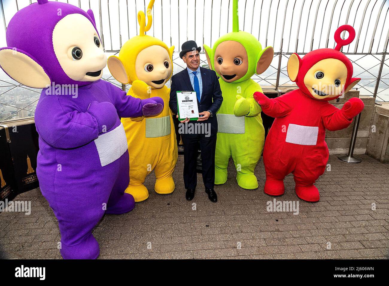 New York, NY, États-Unis. 26th avril 2022. Tinky Winky, LAA-LAA, Bo Govea, avec les Lloyds de Londres, Dipsy, po à l'éclairage cérémonial Teletobbies de l'Empire State Building dans leurs couleurs emblématiques de pourpre, vert, jaune et rouge en célébration de leur année anniversaire 25th à l'Empire State Building. Crédit : Steve Mack/Alay Live News Banque D'Images