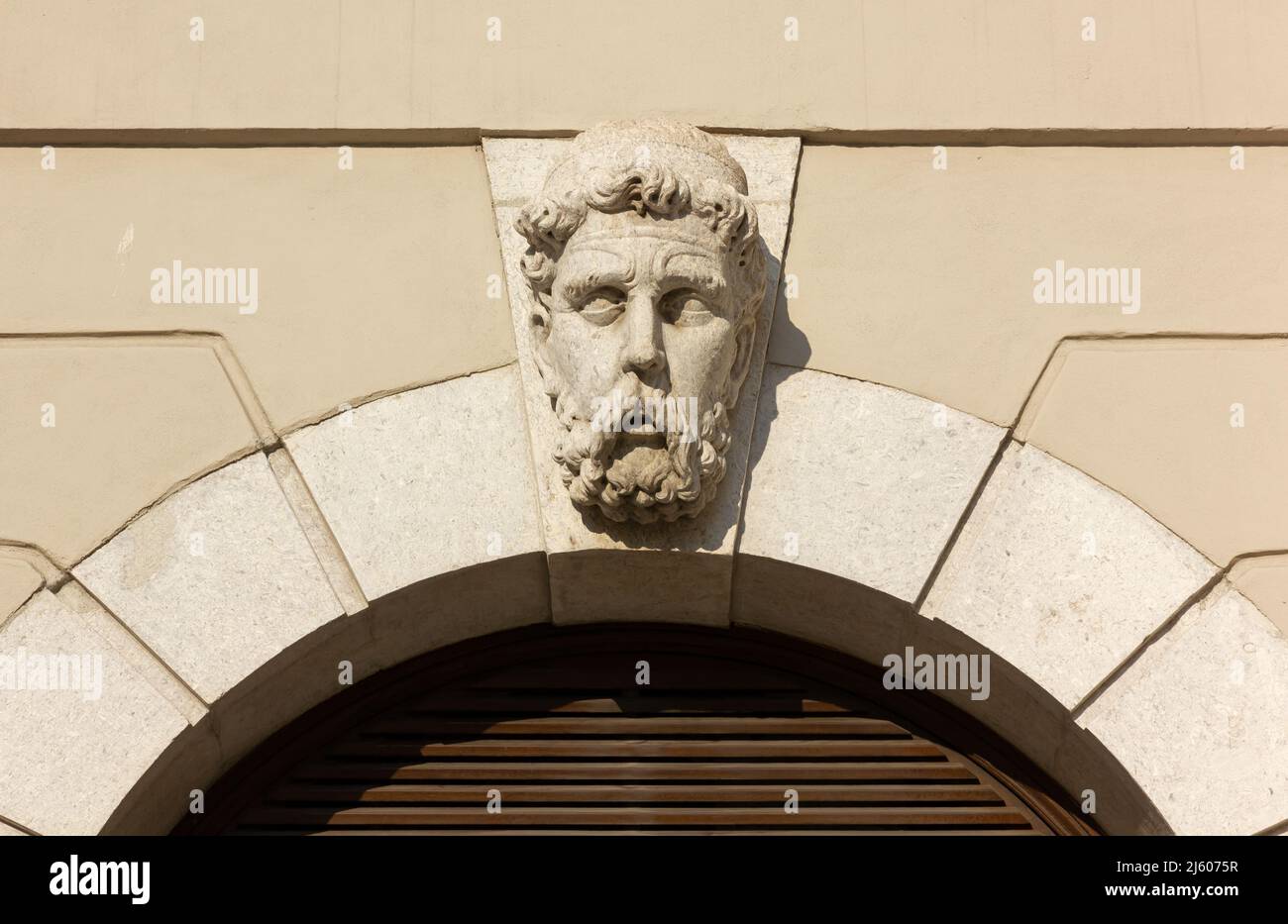 Sculpture en marbre de la tête d'un homme barbu au-dessus d'une vitrine à Trieste, Italie Banque D'Images