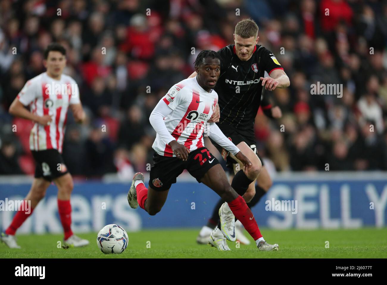 SUNDERLAND, ROYAUME-UNI. AVR 26th Jay Matete de Sunderland en action avec Michael Smith de Rotherham lors du match Sky Bet League 1 entre Sunderland et Rotherham United au Stade de Light, Sunderland, le mardi 26th avril 2022. (Credit: Mark Fletcher | MI News) Credit: MI News & Sport /Alay Live News Banque D'Images