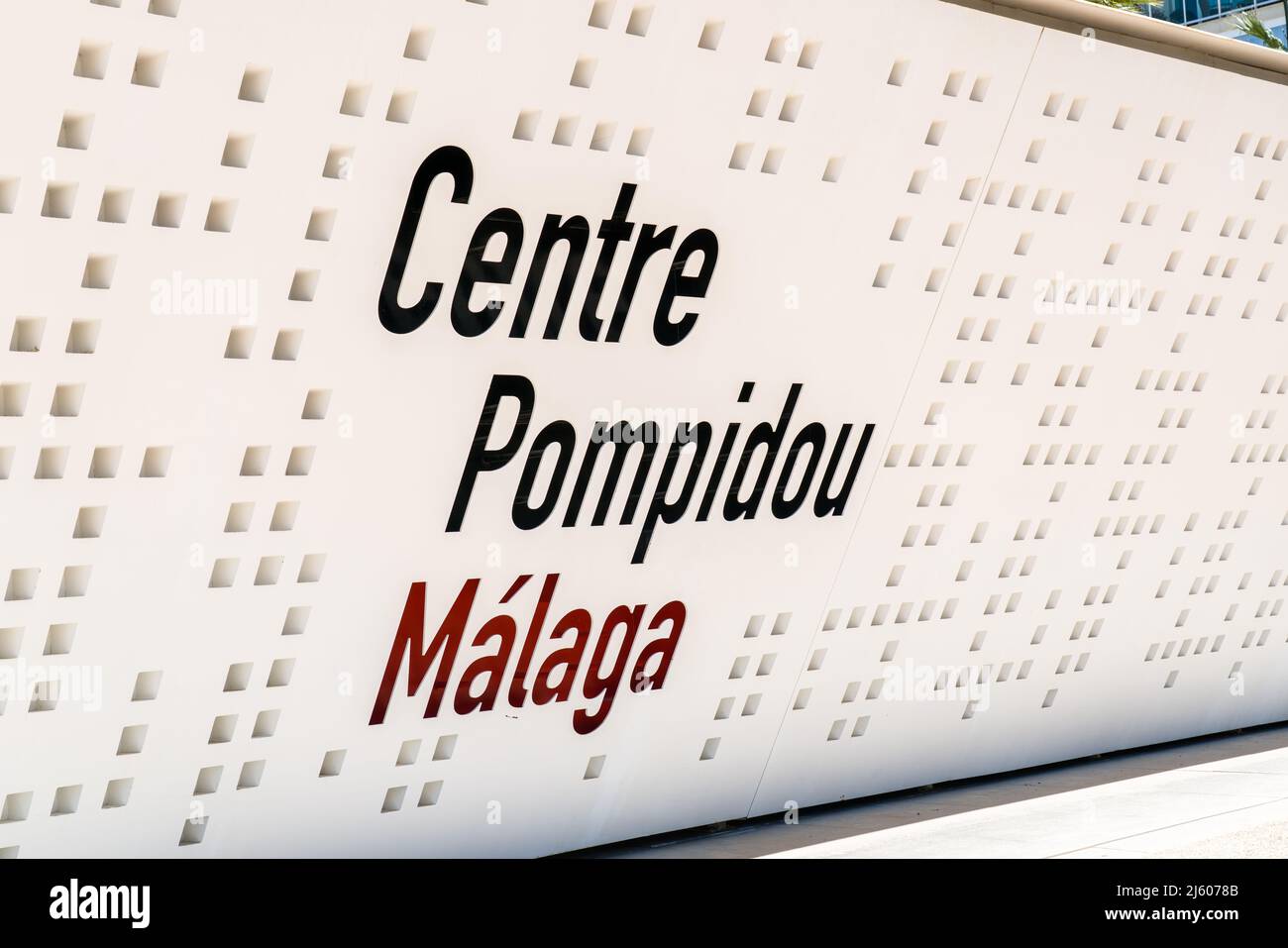 Bâtiment du Centre Pompidou connu sous le nom de Cube, situé entre les quais 1 et 2 du port de Malaga. Banque D'Images