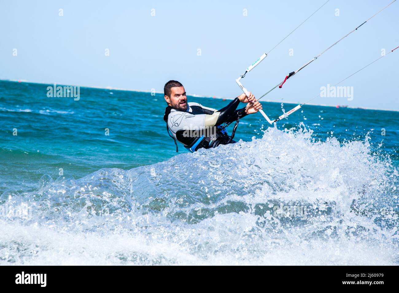 Doha, Qatar-février 14,2016 Kiteboarding sur les eaux d'une île artificielle appelée « la perle » à l'occasion de la Journée nationale des sports au Qatar. Banque D'Images