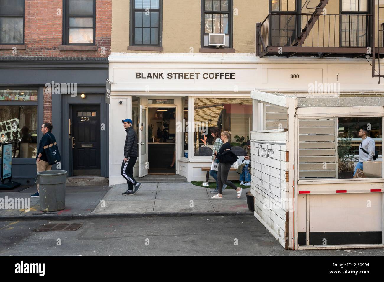 Une succursale de la chaîne de café de Blank Street en pleine expansion sur Bleecker Street dans Greenwich Village à New York le mercredi 13 avril 2022. (© Richard B. Levine) Banque D'Images