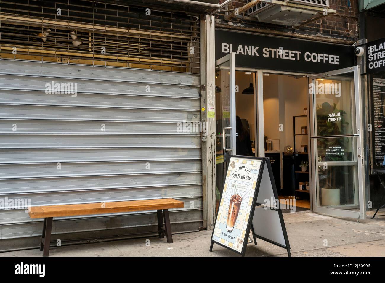 Une succursale de la chaîne de café de Blank Street en pleine expansion à côté d'une vitrine libre dans le quartier de Gramercy Park à New York le jeudi 14 avril 2022. (© Richard B. Levine) Banque D'Images