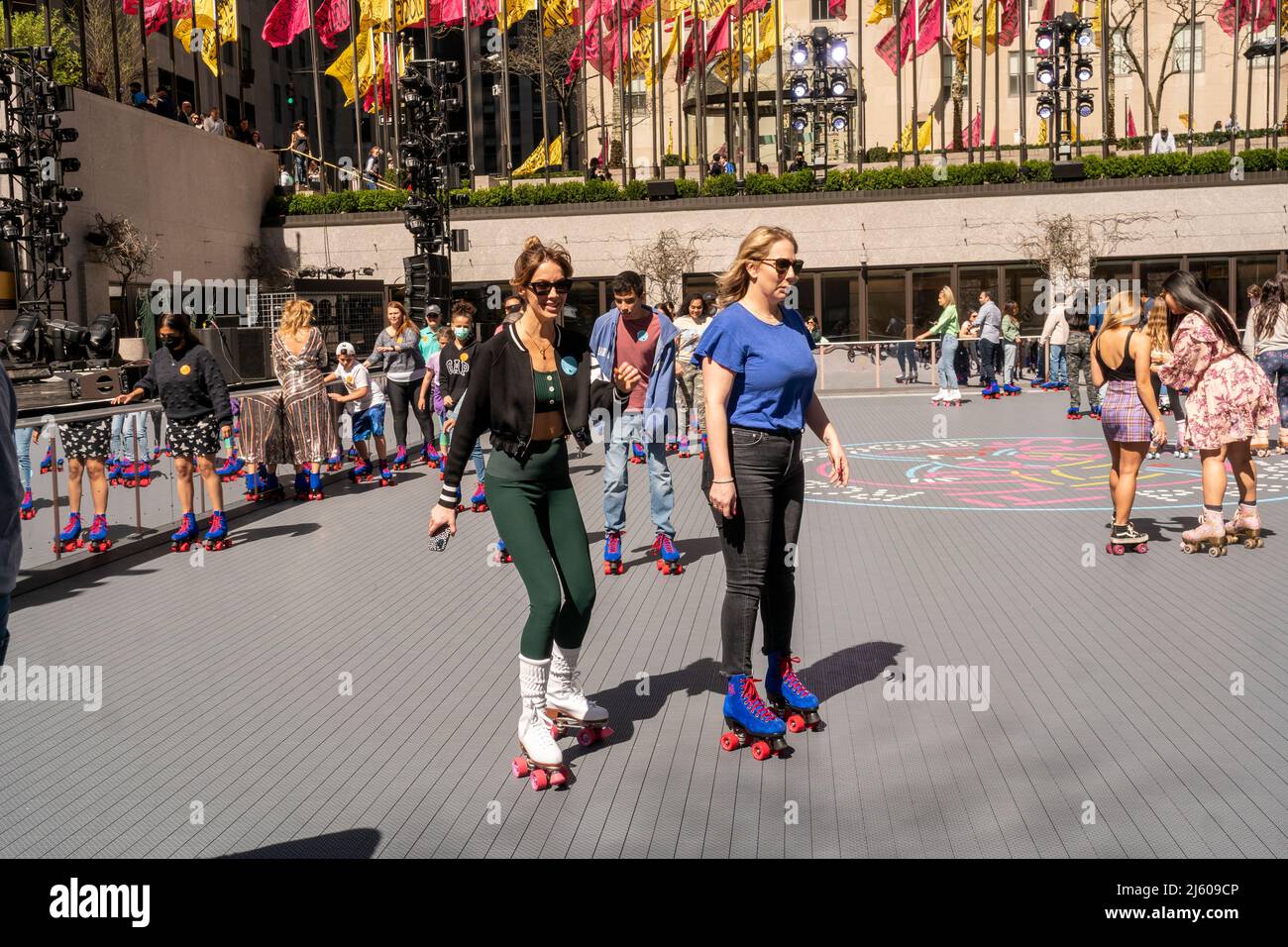 Les New-Yorkais et les touristes patinent autour du Roller Boogie Palace de  Flipper au Rockefeller Center de New York, le grand jour d'ouverture, le  vendredi 15 avril 2022. Le Rockefeller Center a
