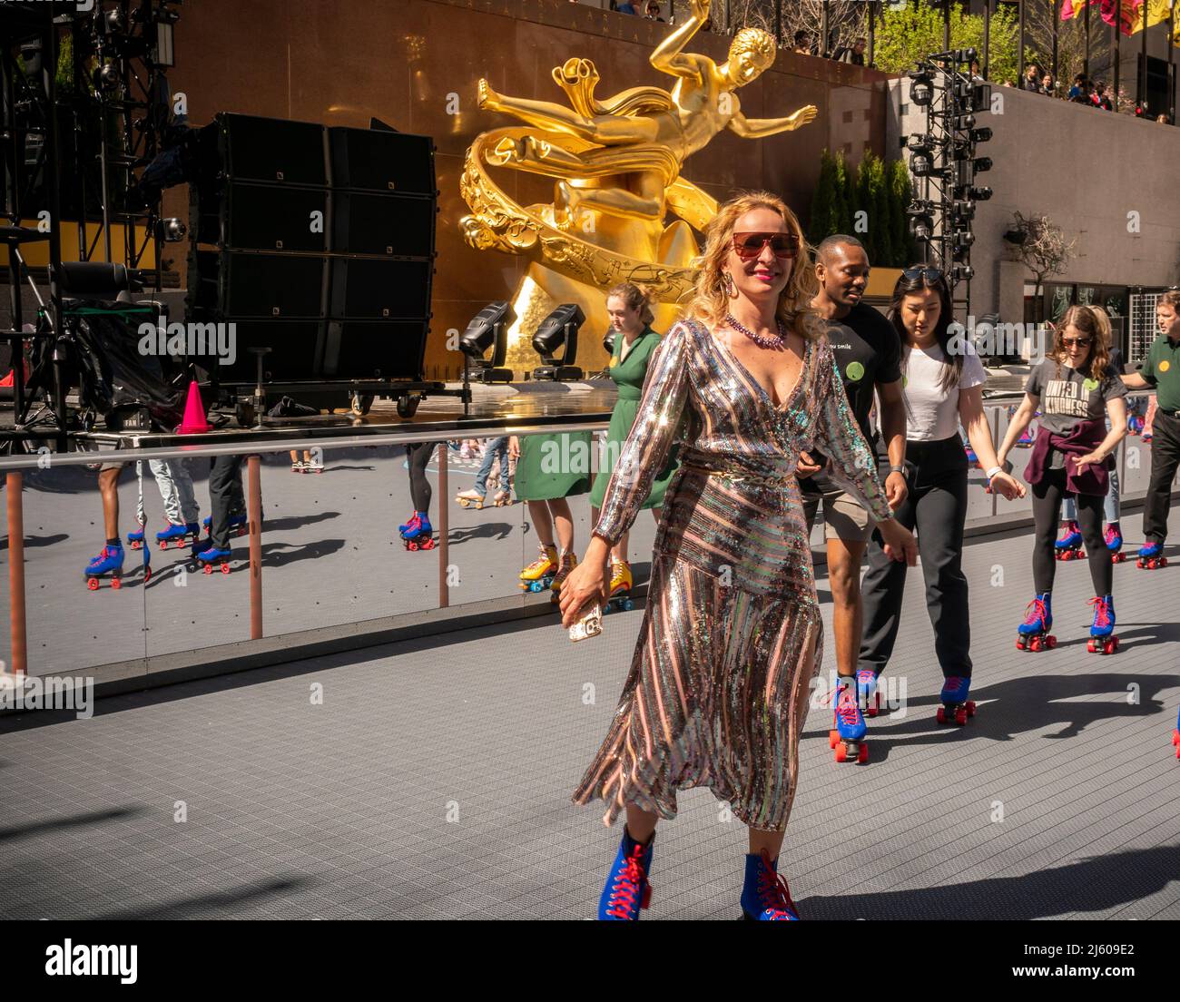 Les New-Yorkais et les touristes patinent autour du Roller Boogie Palace de Flipper au Rockefeller Center de New York, le grand jour d'ouverture, le vendredi 15 avril 2022. Le Rockefeller Center a recréé la célèbre patinoire de Los Angeles, que Flipper a fermée en 1981, en remplaçant sa célèbre patinoire par une patinoire. Le Rockefeller Center a une dernière patinoire en 1940. (© Richard B. Levine) Banque D'Images